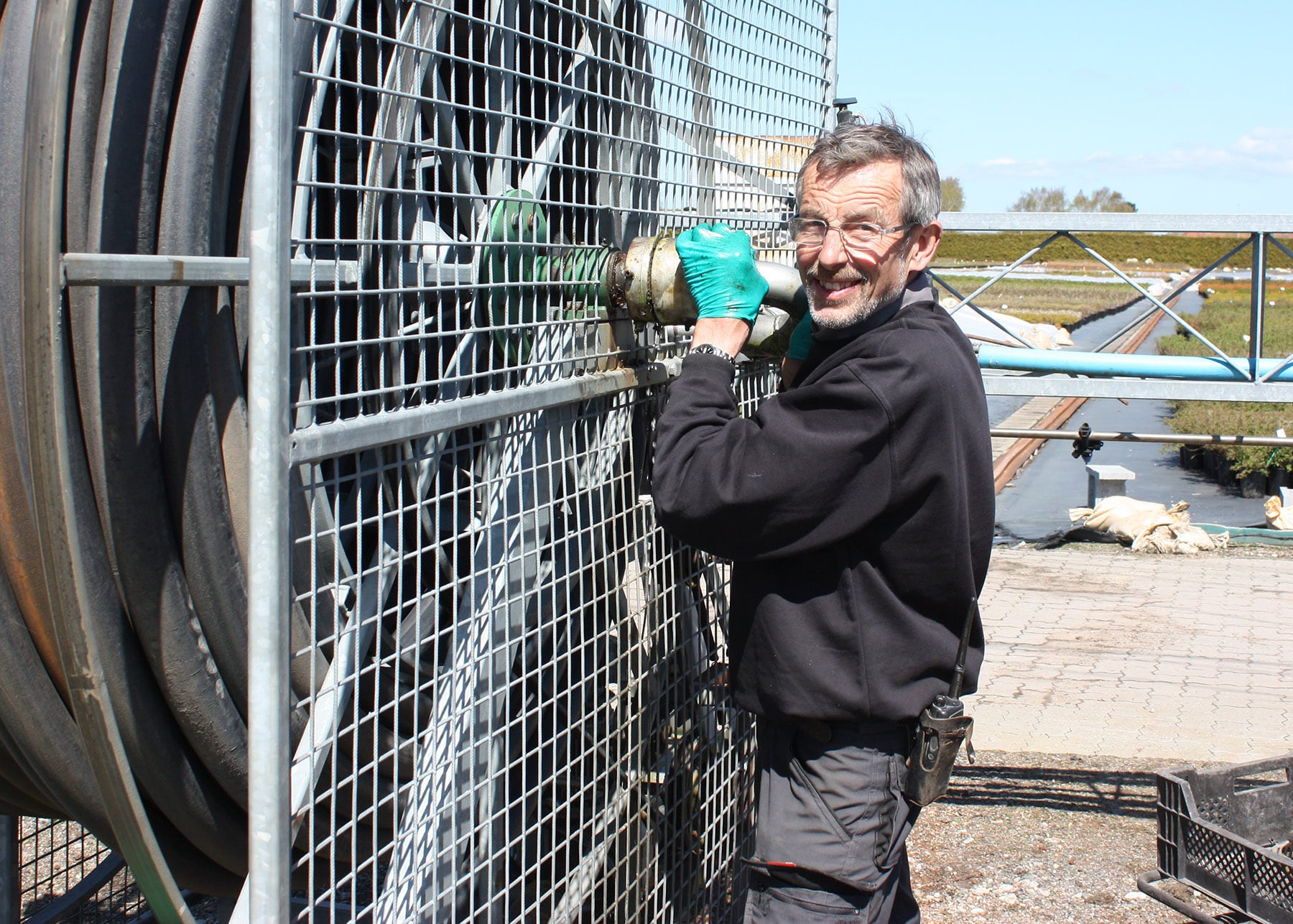 Vedligehold er også en del af dagligdagen. Her er reparerer Niels vandingsbom.